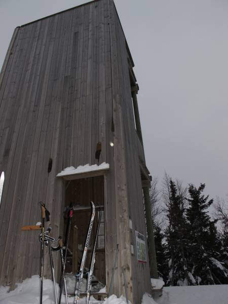 AKERSHUS: Fjellsjøkampen, Akershus Fylke, Hurdal kommune (812 moh.) På toppen er det bygget et utkikkstårn. Herfra kan en i klarvær se til Gaustadtoppen, Rondane og Jotunheimen. Fjellsjøkampen kan nås bade sommer som vinter, men på vinterstid er den nok ikke like populær. Vi slet litt med å finne veien, og på langrenn uten stålkanter føltes nedfarten som Kitesbühel…. Det ble mye latter som resultat av dette hvertfall! Enkel og kort tur som jeg kanskje heller vil anbefale å gå med fjellski.