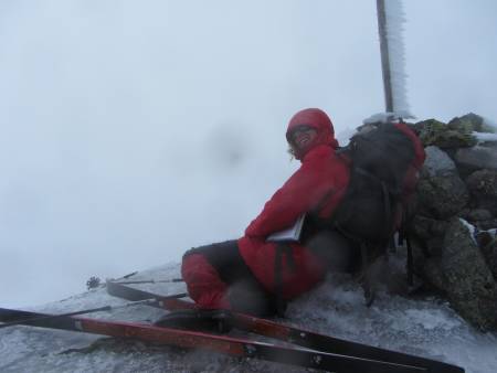 AUST-AGDER: Sæbyggjenuten ( 1507 moh.), ligger på grensen mellom kommunene Bykle i Aust-Agder og Tokke i Telemark. En fjellskitur. Ikke svært krevende, men en ganske så fin tur mht at det er rolig stigning og en del flate partier. Toppen ligger også i Setesdaleheiene og hadde det ikke vært for at vi hadde tåke tror jeg utsikten her er kjempeflott. Som bildet jeg har lagt ved viser til måtte GPS vise at vi var på riktig top og jeg ble nødt til å sette meg ned så sterk var vinden… friskt var det!