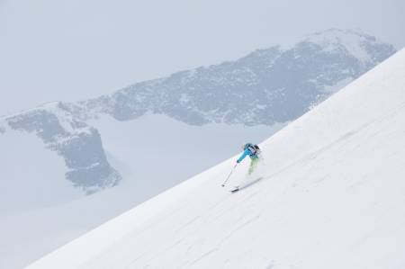 OPPLAND: Galdhøpiggen, Lom kommune (2469moh.) Det er vel få som ikke kjenner til Norges høyeste fjell og at det er vel så populært å gå denne på ski som til fots på sommeren. Vi gikk turen på randoneeski. Det råeste med denne turen er alle høydemeterene man får ned igjen, som må være et sted rundt 1300 meter. Turen er langt fra krevende så lenge man gir seg god tid, og utsikten har jeg hørt er en av de beste. Nå skal det sies at vi stod ved steinhytta i tett tåke, men hadde en lekende og fantastisk kjøretur ned igjen. Ingen dum topp å dra tilbake til, og noe av det beste er jo at turen er så tilgjengelig. Man kan bo på Spiterstulen og gå rett ut døra etter å ha spist verdens deiligste frokost.