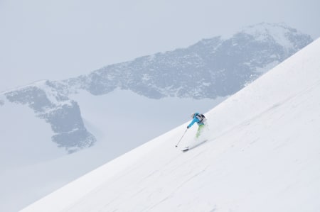 OPPLAND: Galdhøpiggen, Lom kommune (2469moh.) Det er vel få som ikke kjenner til Norges høyeste fjell og at det er vel så populært å gå denne på ski som til fots på sommeren. Vi gikk turen på randoneeski. Det råeste med denne turen er alle høydemeterene man får ned igjen, som må være et sted rundt 1300 meter. Turen er langt fra krevende så lenge man gir seg god tid, og utsikten har jeg hørt er en av de beste. Nå skal det sies at vi stod ved steinhytta i tett tåke, men hadde en lekende og fantastisk kjøretur ned igjen. Ingen dum topp å dra tilbake til, og noe av det beste er jo at turen er så tilgjengelig. Man kan bo på Spiterstulen og gå rett ut døra etter å ha spist verdens deiligste frokost.