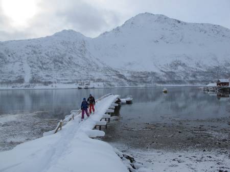 FINNMARK: Øksfjordjøkelen, Loppa kommune, (1204 moh) Øksfjordjøkelen er Norges niende største isbre med 46 kvadratkilometer. Helt fram til 1920 var breen så stor at den, som Europas eneste bre, kalvet direkte i havet, og Jøkelfjorden var til tider full av isfjell. På det store isplatået får du følelsen av å stå på Finnmarks tak. Turen til Jøkelen tok oss to forsøk – to helt fantastiske turer. Den første i påsken 2012 med 60 cm pudder og randonee ski. Vi gikk bokstavelig talt på ski fra brygga i Tverrfjord, mens andre forsøk begynte til fots i Jøkelfjorden i september med fjellski på sekken. Turen til Øksfjordjøkelen kan være relativt krevende, men også relativt moderat, det kommer an på hvor man går den fra. På sommerstid er det svært populært med brevandring og utsikten er fantastisk. Turen skiller seg riktignok noe ut vet at selve punktet var nesten umulig å finne eksakt da det er et punkt midt oppe på platået. For å være på den sikre siden gikk vi en del frem og tilbake der GPSen viste til den høyeste høyden.
