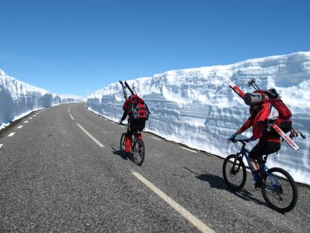 NORD-TRØNDELAG: Jetnamsklumpen ( 1513 moh.) er et fjell i Børgefjell nasjonalpark, på kommune- og fylkesgrensen mellom Røyrvik i Nord-Trøndelag og Hattfjelldal i Nordland. Det som ble «greia» med Jetnamsklumpen var at den er svært utilgjengelig på vinteren. Det var ikke mye informasjon å finne og enkleste vei inn ble biltur inn i Sverige og deretter en god stund på sykkel før vi kom oss på ski. Den beste overraskelsen var at selve Jetnamsklumpen var et utsedvanlig vakkert fjell med et vann like i nærheten hvor andre teltet og pilket. Turen egner seg best på fjellski og selve skituren til topps er å kalle moderat, rolig jevn stigning, litt som til Pyttegga kanskje. Vi var tre jenter (Kristin Åkerøy, Tone Kvien og jeg) på tur som storkoste oss! Vi sov i telt, spiste noe ala lapskaus, skålte i prosecco da toppen var nådd og gikk deler av returen i sports BH og oppbrettet stillongs. Da var det ikke noen av oss som klaget, for å si det sånn….!
