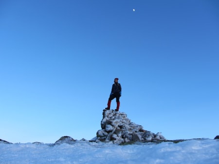 VEST-AGDER: Urddalsknuten (1434 moh) ligger på grensen mellom kommunene Sirdal i og Valle. Urddalsknuten ligger i Setesdalsheiene, nok et fantastisk område jeg ikke har utforsket før. Turen er best egnet på fjellski og det er en fordel at det er trygg is på vannene da det korter ned turen en del. I utgangspunktet er det ikke så veldig krevende å gå opp til toppen, men igjen er dette en tur som har en såpass lang innmarsj fra startstedet (Berg i Valle) at turen blir nokså krevende om man ikke deler den opp. Vi gikk direkte til toppen og brukte ca 10 timer. På veien passerte vi to DNT-hytter, først Stavskar og deretter Bossbu hvor vi overnattet på vei ut igjen. Det beste var vel å ramle inn der på kvelden og bli møtt av en blid sørlending som hadde varmet opp hytten og hadde et glass rødvin klart til hver av oss. For ikke å snakke om de ca. to hundre reisndyrene vi så på toppen i solnedgangen! Da så Gunnar og jeg på hverandre og trodde nesten ikke det var mulig. Snakker om National Geographic rett inn i stua!