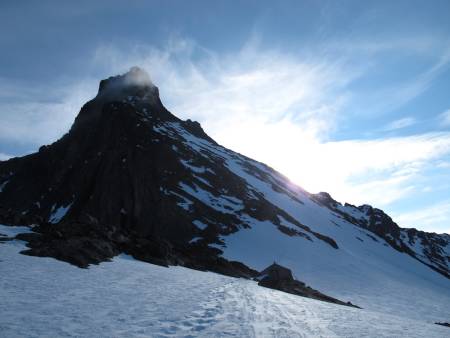 SOGN OG FJORDANE: Store Skagastølstind/Storen (2405 moh.) ligger på grensen mellom Luster og Årdal kommune. Storen er Norges tredje høyeste fjell og det eneste av de tre høyeste som krever klatring for å nå toppen den enkleste vei. Utsikten fra Storen er naturlignok spektakulær da fjellet ligger i Hurrungane, sørvest i Jotunheimen. Turen er helt klart den mest krevende turen av fylkestoppene grunnet klatringen, og dermed også den eneste toppen der man ikke kan (helt umulig skal ikke jeg si) stå på ski helt fra toppen. Vi kjørte likevel på ski fra så høyt som overhodet mulig ved våre forhold som ble 2147moh. Det jeg kjente mest på ved denne turen var det alpine elementet ved Storen, utfordringene og hvordan man blir minnet på kreftene i naturen og hvor ekstremt priviligert vi er som får opplevelser så skremmende og fantastisk på en gang.