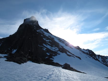 SOGN OG FJORDANE: Store Skagastølstind/Storen (2405 moh.) ligger på grensen mellom Luster og Årdal kommune. Storen er Norges tredje høyeste fjell og det eneste av de tre høyeste som krever klatring for å nå toppen den enkleste vei. Utsikten fra Storen er naturlignok spektakulær da fjellet ligger i Hurrungane, sørvest i Jotunheimen. Turen er helt klart den mest krevende turen av fylkestoppene grunnet klatringen, og dermed også den eneste toppen der man ikke kan (helt umulig skal ikke jeg si) stå på ski helt fra toppen. Vi kjørte likevel på ski fra så høyt som overhodet mulig ved våre forhold som ble 2147moh. Det jeg kjente mest på ved denne turen var det alpine elementet ved Storen, utfordringene og hvordan man blir minnet på kreftene i naturen og hvor ekstremt priviligert vi er som får opplevelser så skremmende og fantastisk på en gang.