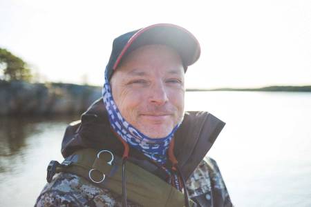 DELER KUNNSKAP: – Vern og forståelse av naturen er en viktig del av min friluftsopplevelser, sier Bjørn Tore Kjølholt. Han driver en av Norges mest populære fiskeblogger. Foto: Kristoffer Kippernes
