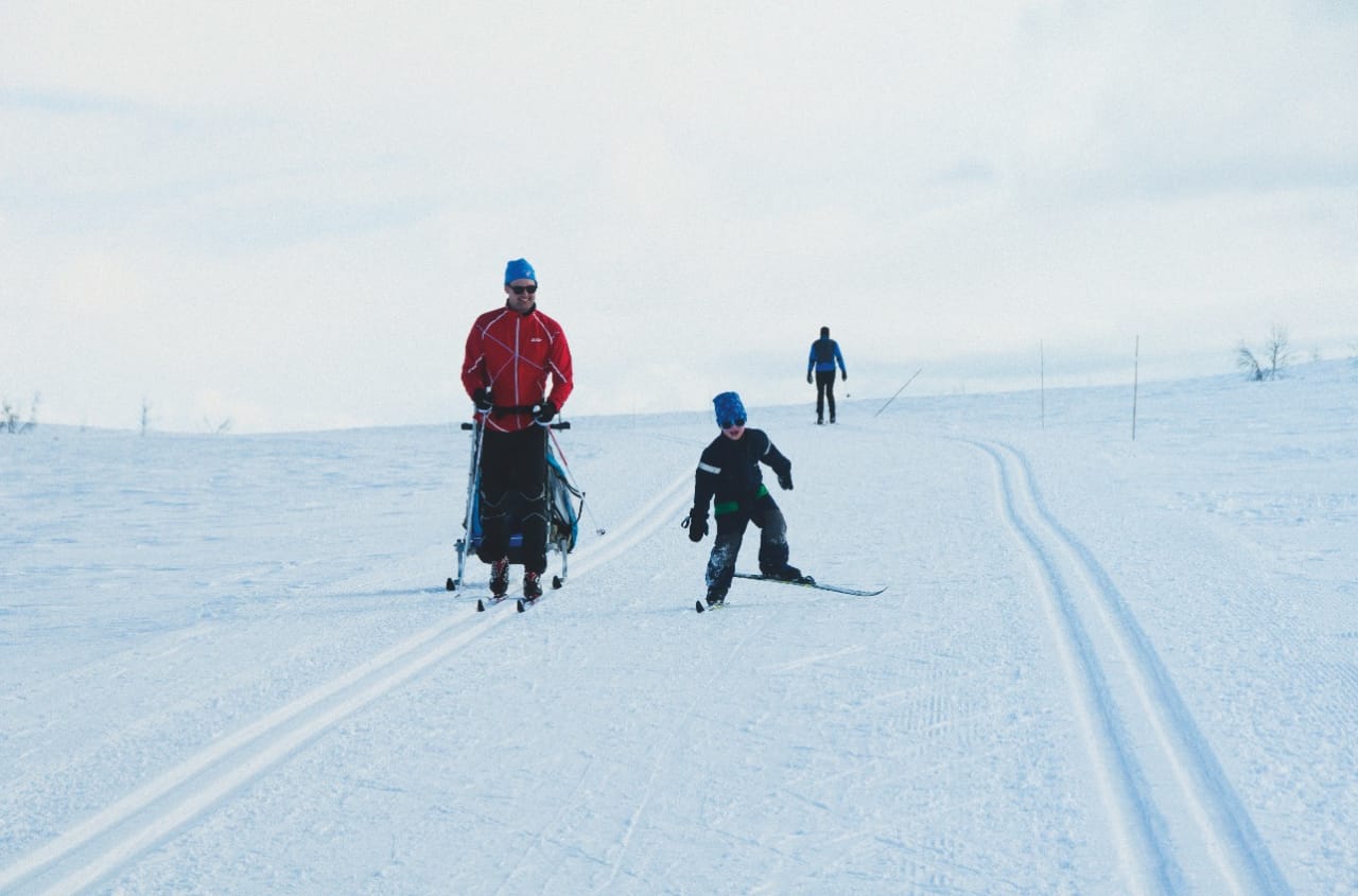 UT AV SPORET: Med blanke ski er det enklere å få god glid, og det er morsomt når man klarer å få litt fart på flata. Foto: Gunhild Aaslie Soldal