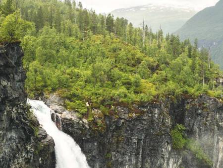 VETTISFOSSEN: Vettisfossen renner ned i Utlaelva, og elva følger du langs på vei oppover fra Hjelle. Foto: Line Hårklau
