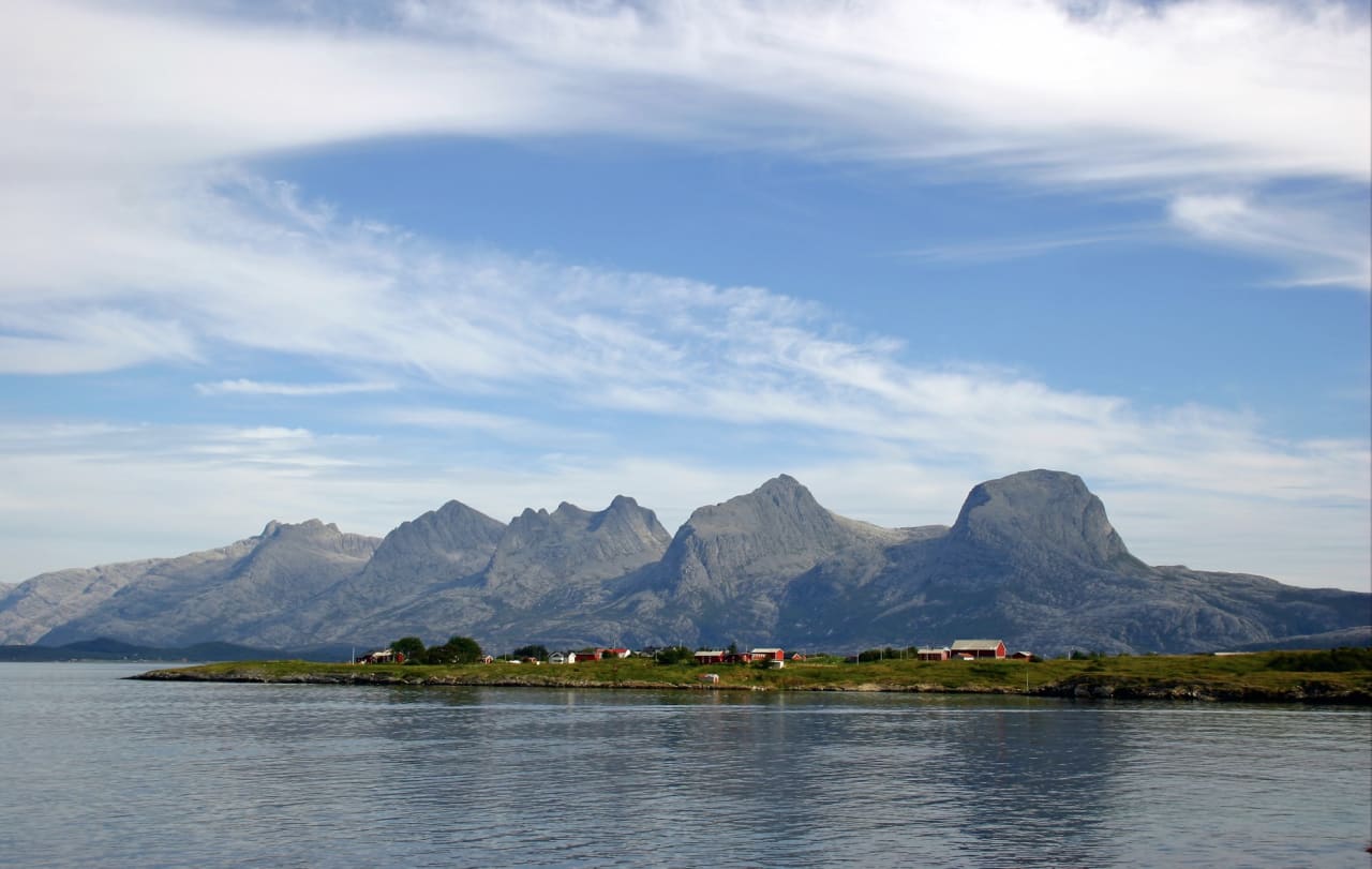 PÅ REKKE OG RAD: De syv søstre ligger sentralt plassert på Helgeland. Fjellformasjonen blenavngitt av dikterpresten Petter Dass. Foto: Visit Helgeland