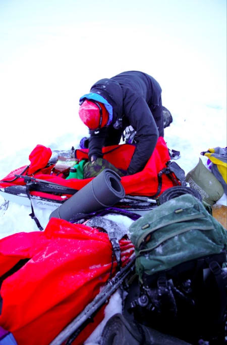 Du holder best varmen ved å gå. Når du må stoppe, er det en fordel å vite hvor du har saker og ting. Foto: Ida Ask