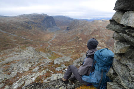 OPP PÅ TOPP: Utsikten er det ingenting å si på. Anita H.N. Lappegard nytter noen av jakthelgene til å bli med på fjelltur.