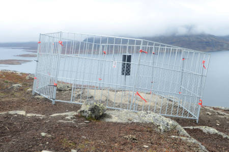 PÅMINNELSE: Gjerdene som er satt opp rundt saltsteiner har åpning slik at sauene kommer inn, mens større dyr holdes utenfor. Alle smittekilder for CWD skal minimeres.