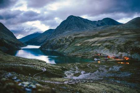 TURISTMÅL: Rondvassbu er en av de mest besøkte hyttene i Rondane. Foto: Marius Dalseg/DNT