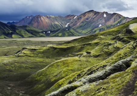 Etter flere ukers vandring gjennom steinørkenen, dukker de vakre fjellene nær Landmannalaugar opp, til stor glede for en sliten vandrer!