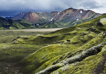 Etter flere ukers vandring gjennom steinørkenen, dukker de vakre fjellene nær Landmannalaugar opp, til stor glede for en sliten vandrer!