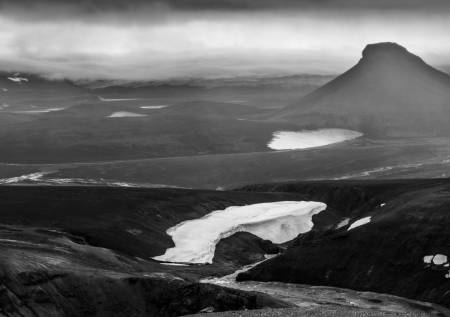 På vei over et fjellpass kommer «The Lonely Mountain» til syne under tåkedisen, med Europas største isbre i bakgrunnen, Vatnajökullen.
