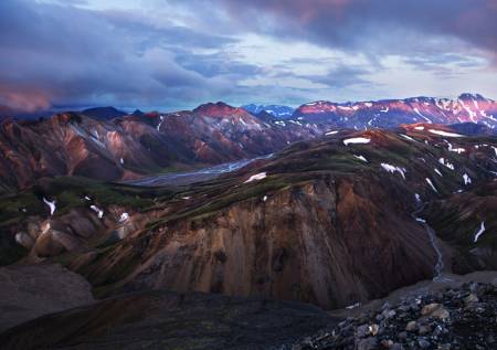 Noen minutter etter at jeg fikk drømmelyset i Landmannalaugar endrer fjellene farge fra gult til rosa.