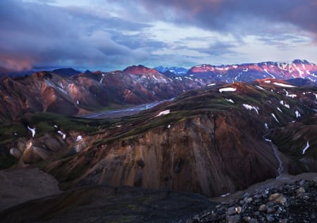 Noen minutter etter at jeg fikk drømmelyset i Landmannalaugar endrer fjellene farge fra gult til rosa.