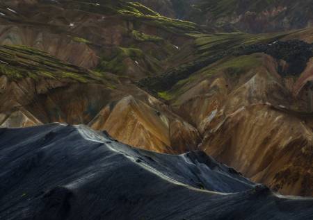 Utsnitt av Laugavegur med de karakteristiske ryholitt-fjellene i bakgrunnen.
