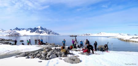 I FJÆRA: Alle i land og gjør seg klare for dagens tur.