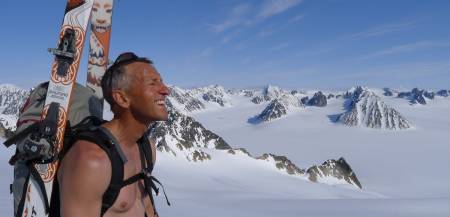 PÅ TOPP: Toppturkjendis og guidebokforfatter Espen Nordahl koste seg på Svalbard-tur i fjor.