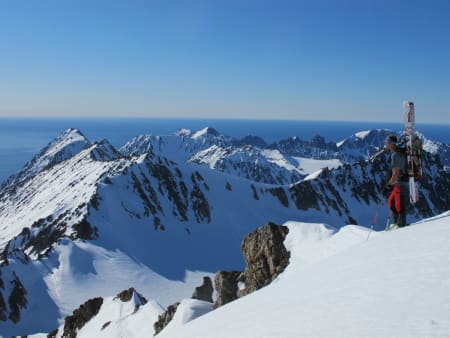 ARKTISK TINDELANDSKAP: Båten ligger langt der nede på St. Jonsfjorden.
