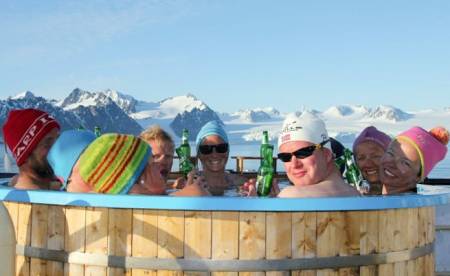 GOD STEMNING: Afterski i badetønna på øvre dekk.