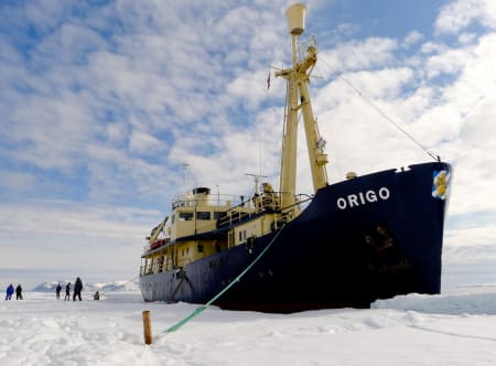 BASEN: MS Origo har lagt til i pakkisen på 81 grader nord.