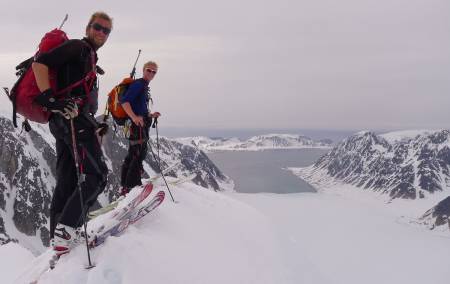 På toppen med rifle på ryggen. Kongen av Arktis – isbjørn – kan man støte på hvor som helst.