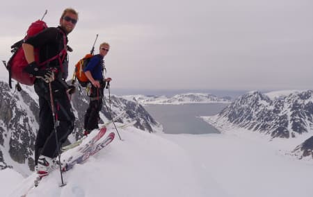 På toppen med rifle på ryggen. Kongen av Arktis – isbjørn – kan man støte på hvor som helst.