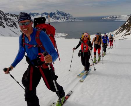 OPPTUR: Breen finner vegen fra fjell til hav, gruppen går motsatt veg.