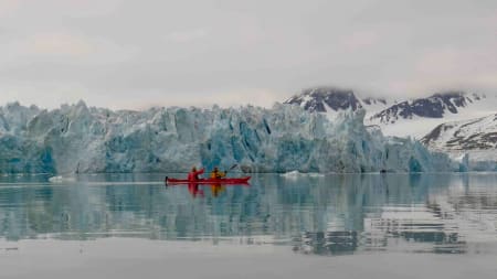 UNIKT: Magisk padling foran Monacobreen.