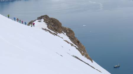 LANG REKKE: Sporene kan legges rett opp fra sjøen, båten ligger på fjorden.