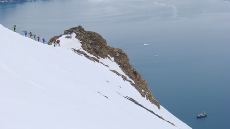 LANG REKKE: Sporene kan legges rett opp fra sjøen, båten ligger på fjorden.