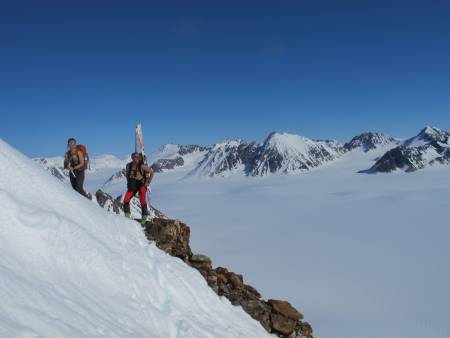POLARTINDER: Det nordvestlige hjørnet av Svalbard har fjell som frister alle skientusiaster.