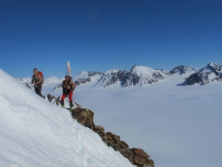 POLARTINDER: Det nordvestlige hjørnet av Svalbard har fjell som frister alle skientusiaster.