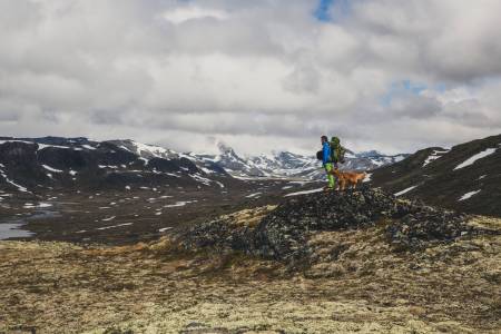 VIND I HÅRET: Ståle og Eik speidar på alle dei som kjem frå Gjendebu, og som går glipp av denne perla av ein teltplass.
