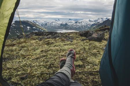 FINT LIV: Ei varm seng, eit godt måltid og fine folk (og dyr) på toppen av Høystakkane. Kva meir kan ein ynskje seg? Foto: Line Hårklau