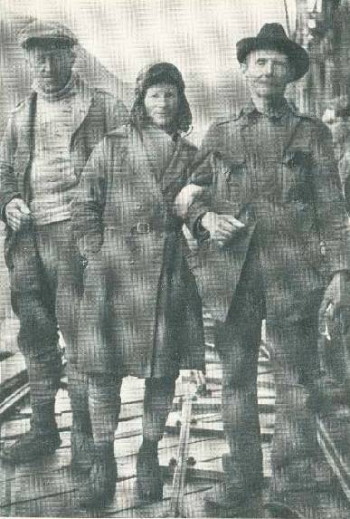 VED KAI: På vei til eller fra en overvintring. Anders Sæterdal, Wanny og svensken Qvarnstrøm. Foto: Svalbard Museum