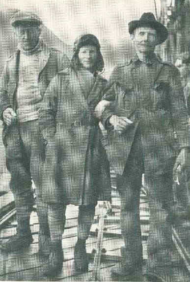 VED KAI: På vei til eller fra en overvintring. Anders Sæterdal, Wanny og svensken Qvarnstrøm. Foto: Svalbard Museum