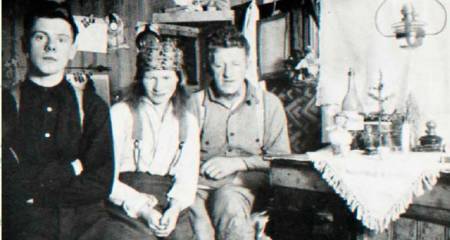 FESTPYNTET: Alf, Wanny, Anders og julefeiring i en bistasjon. Foto: Svalbard Museum