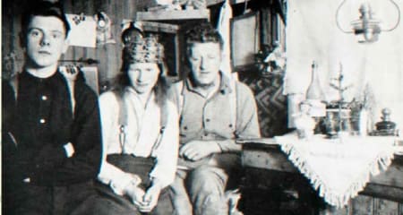 FESTPYNTET: Alf, Wanny, Anders og julefeiring i en bistasjon. Foto: Svalbard Museum