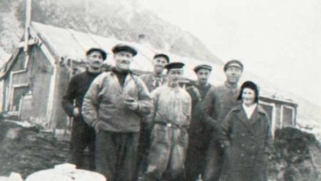 AVSKJED: «Nå må du være snill med ho fru Woldstad,» sa kaptein Svendsen da mannskapet satte Wanny og Anders i land i Hyttevika i 1932. Foto: Svalbard Museum