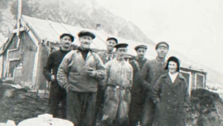 AVSKJED: «Nå må du være snill med ho fru Woldstad,» sa kaptein Svendsen da mannskapet satte Wanny og Anders i land i Hyttevika i 1932. Foto: Svalbard Museum