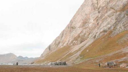 TØFT TERRENG: «Svalbard har gått meg i blodet og jeg kan ikke tenke mig andre steder enn å leve der» skriver Wanny Woldstad. Bildet er fra Fuglefjell, som nå kalles Gnålodden. Mellom hovedstasjonen og bistasjonene ble det satt ut revefeller og selvskuddkasser som måtte røktes med jevne mellomrom.