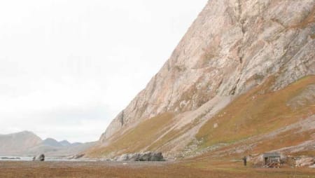 TØFT TERRENG: «Svalbard har gått meg i blodet og jeg kan ikke tenke mig andre steder enn å leve der» skriver Wanny Woldstad. Bildet er fra Fuglefjell, som nå kalles Gnålodden. Mellom hovedstasjonen og bistasjonene ble det satt ut revefeller og selvskuddkasser som måtte røktes med jevne mellomrom.