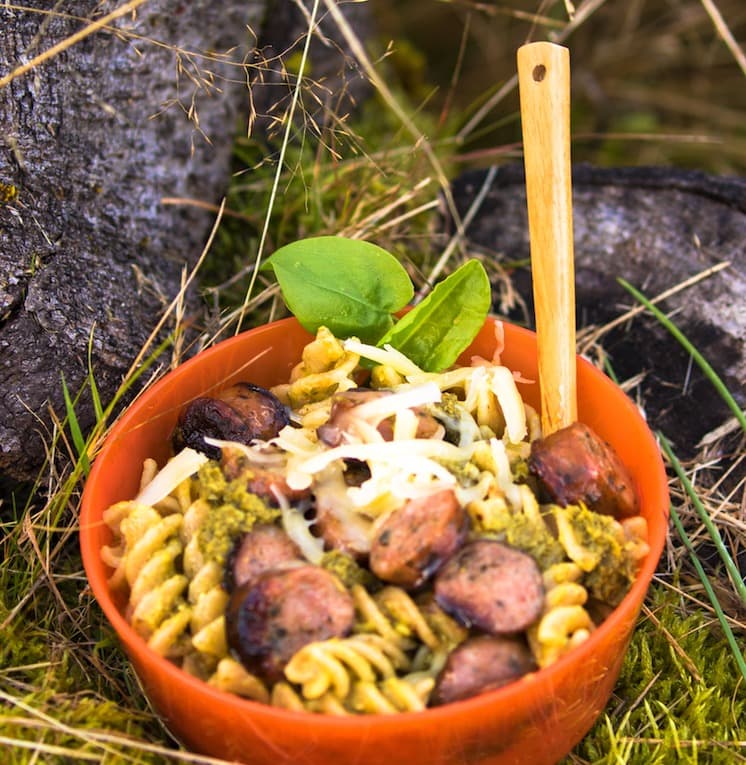 ENKLE TURRETTAR: På tur vil vi gjerne ha noko som raskt blir ferdig. Denne pastaretten kallar vi for Trippel P. Her pynta med surblad. Foto: Sigrid Henjum