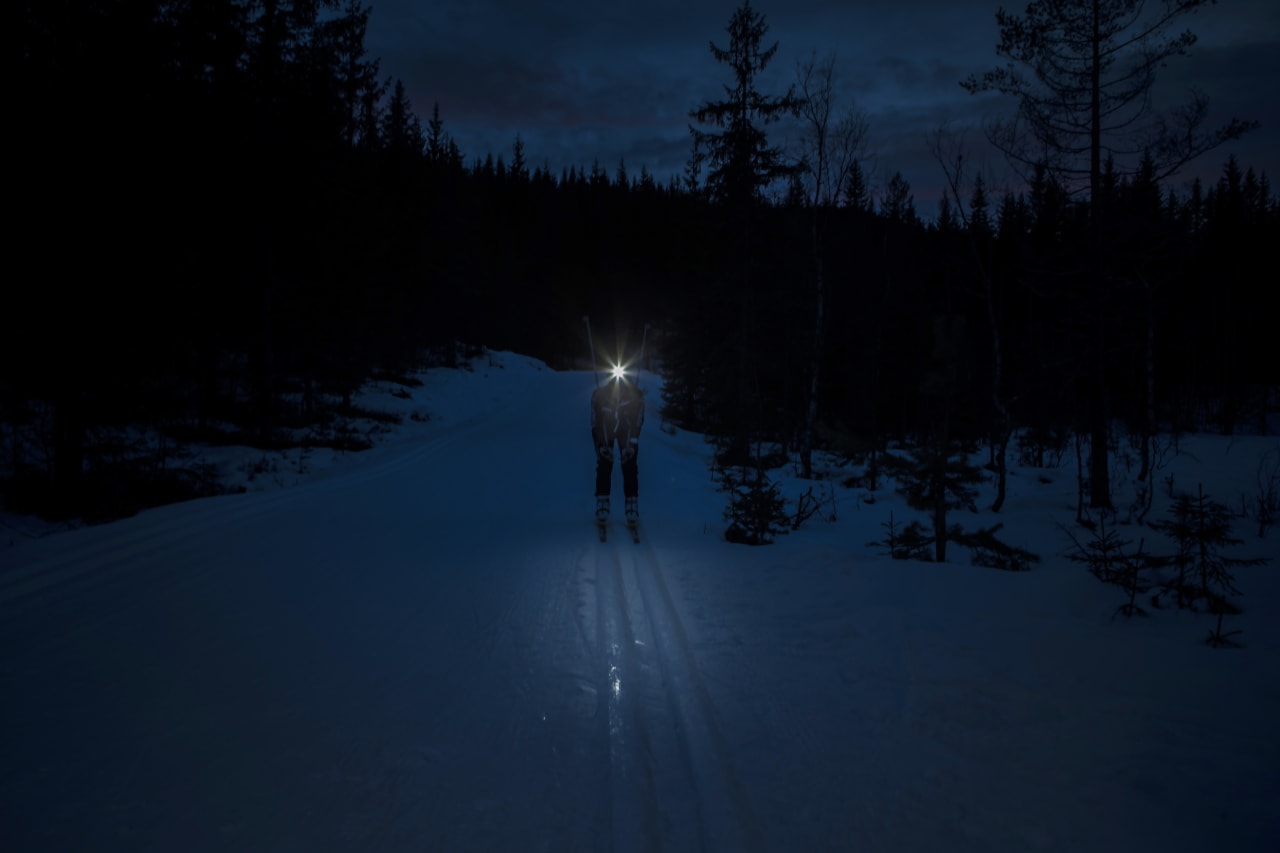 LYS I MØRKET: Med hodelykt er det mulig å være ute litt lenger. Foto: Pål Westgaard