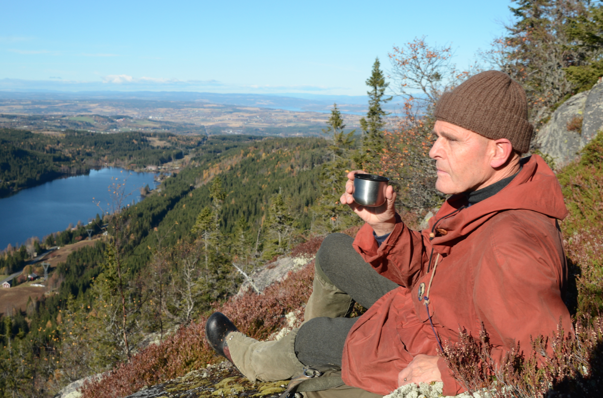 FRILUFTSMANNEN: Nils Faarlund der han startet friluftslivet sitt, på Totenåsen over Skjeppsjøen. Han var med på å stanse en storstilt vindmølleutbygging i dette området. Foto: Erlend Sande
