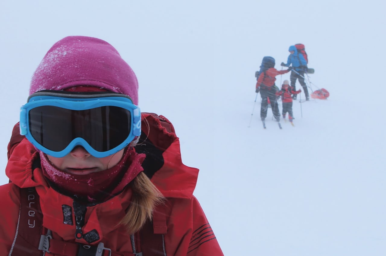 BRILLEFIN: Skibrillene kommer godt med når Frida (8) viser vei i fokk og rokk. FOTO: Eivind Høstmark Borge